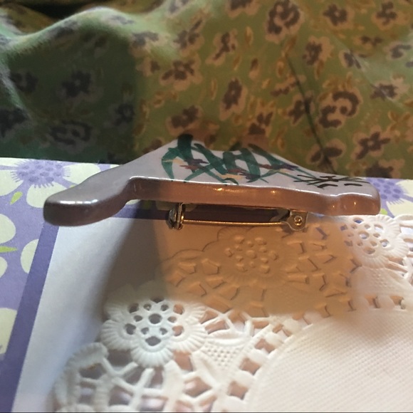 Ceramic handmade lilac CAT pin with floral accent - Picture 6 of 7